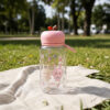 GROWSIR Botol Minum Anak Aesthetic 600ml Tutup Apel Anti Bocor Food Grade Gelas Minum Karakter Lucu dengan Pegangan BZ071